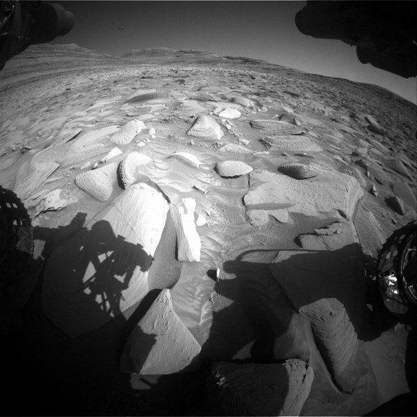 Новости с Марса: марсоход Curiosity продолжает исследования сложного рельефа, несмотря на препятствия